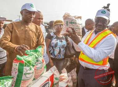 Edo State Governor, Mr. Godwin Obaseki and PDP guber candidate of the interacting with farm produce, during his inspection of Sobe Farm Settlement, in Owan West Local Government Area of Edo State 01