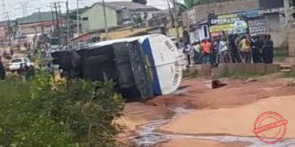 Petrol Tanker Falls at Lambe, Ogun State Photo