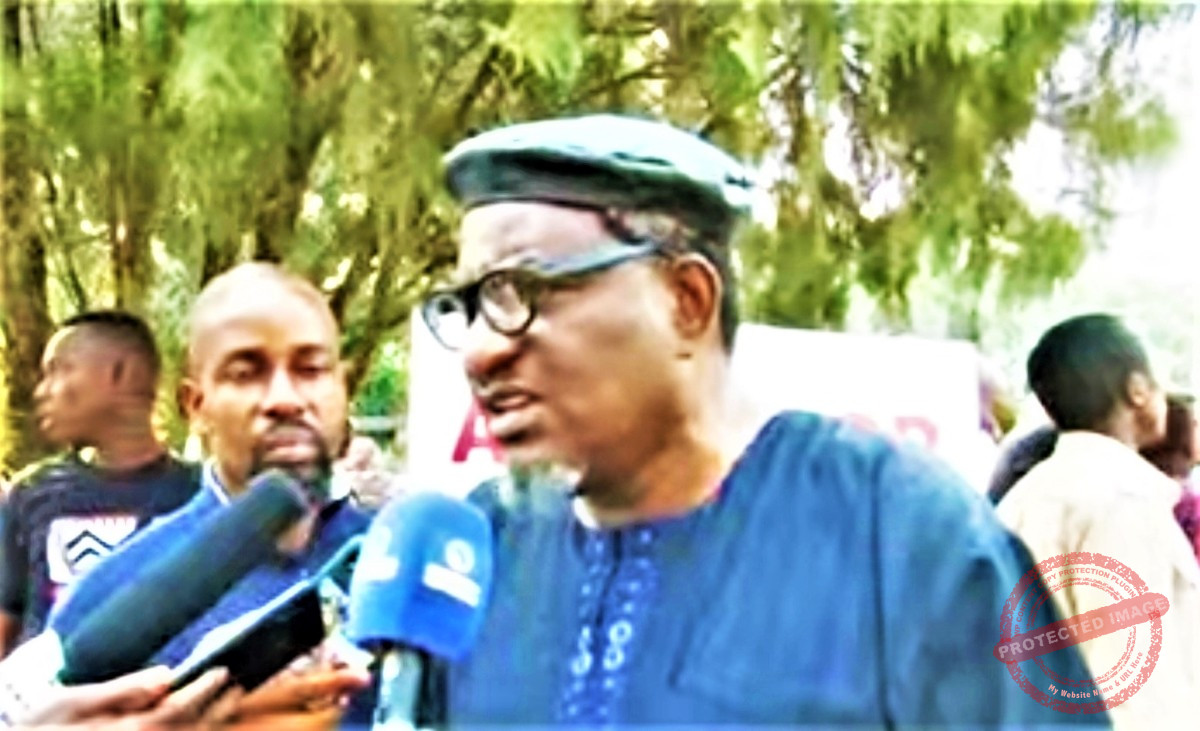 Osagie Obayuwana addressing newsmen at the protest march
