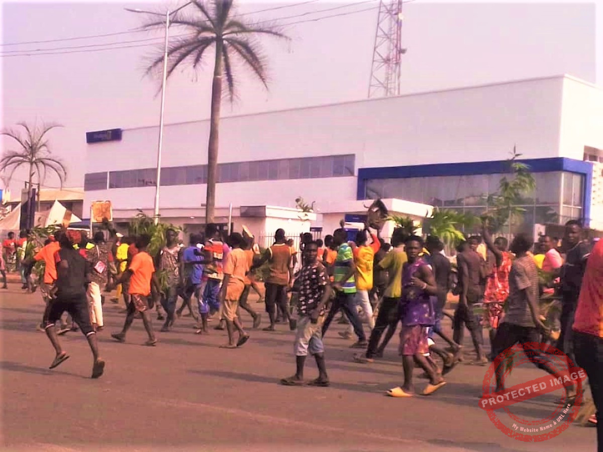 Protest by Wheelbarrow pushers