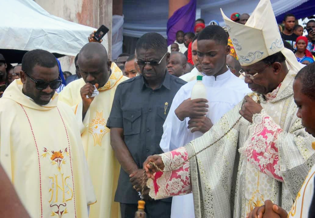 “Step Down, You Failed Nigerians”, Catholic Priests Blast Buhari at Burial of Colleague
