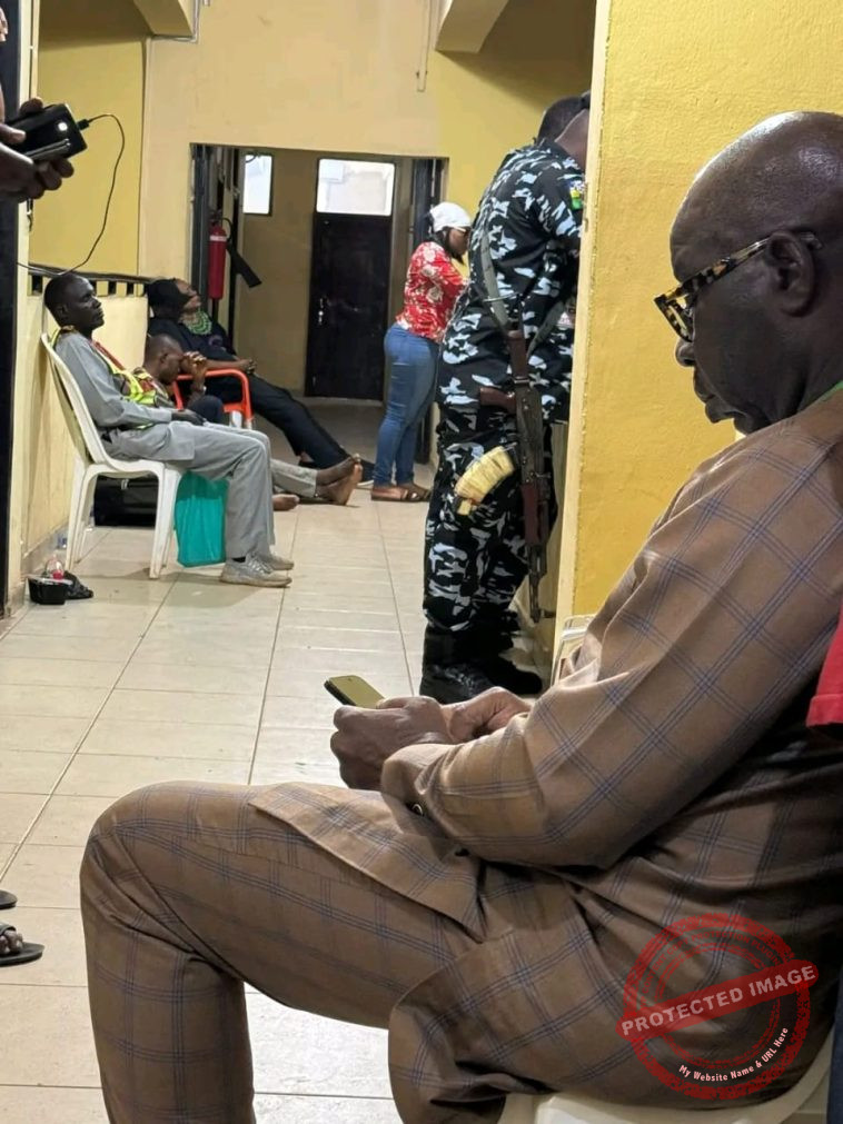Godwin Obaseki in INEC Office