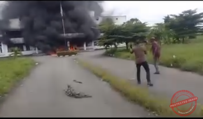 set ablaze the secretariats of Ikwerre and Eleme Local Governments in Rivers State.4