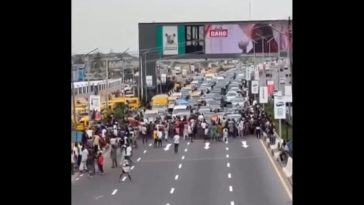 “We Will Sleep Here”: Oworonshoki Residents Block 3rd Mainland Bridge After Midnight Demolitions